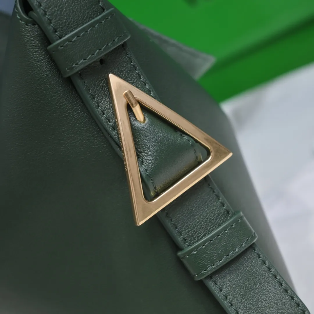 Bv🔥New Small Cradle Latest Triangular Underarm Bag △Highly Recommended This Winter New Product~😍This is a charm that has nowhere to be placed. It has a fashionable shape, Bv’s representative logo triangle buckle, and a large space capacity. It is unique to other features~This winter’s mix and match belongs to it! Hot style for men and women🔥Size: 30x23x16cm small size